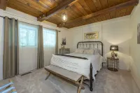 2 Mins to Skiing at Hatley Pointe! Hot Tub+FirePit, Fireplace, Pet Friendly! - Chalets