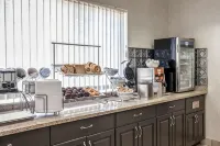 Comfort Suites Peoria I-74 - Parkplatz