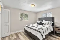 Remodeled  and Furnished Home/Near Stores/6 guests - Wifi