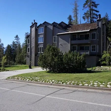 Beautiful Sun-Filled Condo just Steps from Mammoth Mountain's Canyon Lodge!