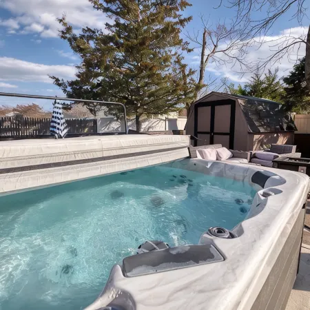 3 Bedroom Mimosa Pool Oasis, Sleeps 8, Outdoor Shower &Hot Tub.Dog & EV Friendly