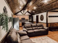The Rustic Gem!! 3 Bedroom/2 Bath House - 4-Star