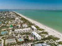 Romantic Getaway, #302, 2 min walk to the beach. - 4-Star