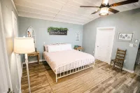 NEW - Adorable Cottage w/ Full Kitchen/ Free Tandem Bike - Wifi