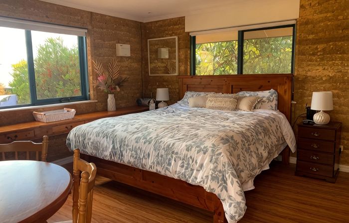 Cosy cottage on rural property 10 minutes from Kyneton's restaurants.