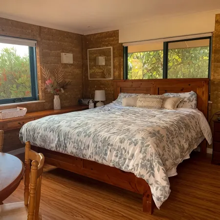 Cosy cottage on rural property 10 minutes from Kyneton's restaurants.