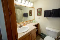 Walk to Downtown! 2-bedroom with mountain views - Balkon