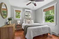 Peaceful and Cozy Modern Lakehouse Cabin on 4 acres - balcony