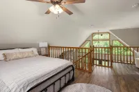 Lakefront 3-bedroom cottage on Watts Bar Lake with boat slip! - 4-Star