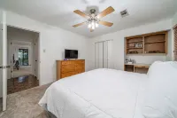 Lake Hamilton Condo - Sleeps 4, Pool, and Hot Tub! - 3-Star