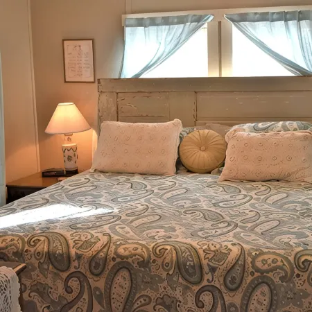 Old Country Charm 2 1/2 blocks from Main St Shopping/Private Get-a-Way w/Hot Tub