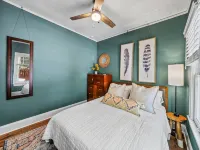 Charming Three Bedroom One Bath Bungalow Located n Dixieland Historic District - 3 stjerner