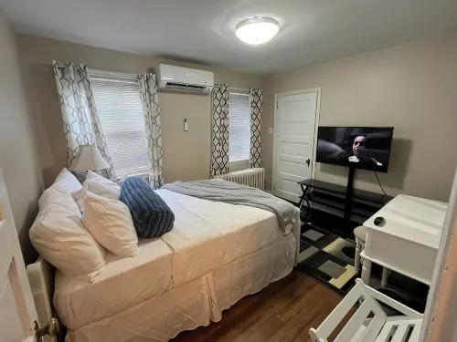 Charming 3-Bedroom House with Wi-Fi and AC Near Downtown Pittsburgh - 2성급