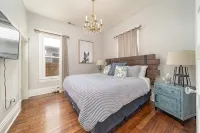 Updated Downtown Bungalow Centrally Located - مطابخ