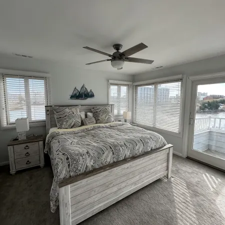 Waterfront Oasis on the Bay-Family Sized Home on the Water. 7 Min Walk to Beach!