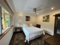 Jungle view bedroom with private entrance,outdoor private Bali style bathroom - ブティック