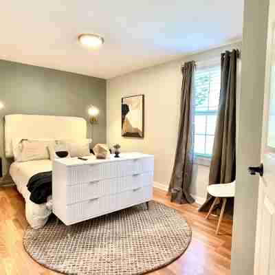Zen Midcentury-Art Deco Hideaway Rooms