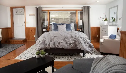 Downtown Lynchburg Studio 114 & Parking Spot - 4-Star