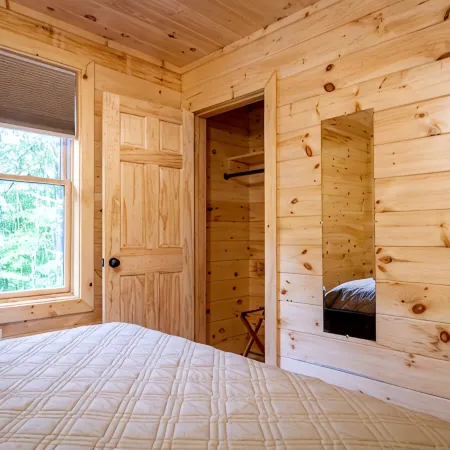 Cayuga Lake Cabins, Gorgeous Log Cabin home, Cabin C, fire pit, dog friendly