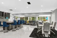 BEST LOCATION, Few min walk, Bike to Deerfield Beach and Pier. one acre property - 4-Star
