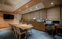 Airport Hotel - Airport Shuttle