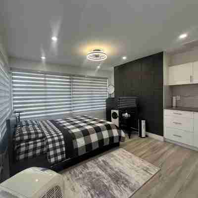 Cozy , spacious and comfortable house. Pet friendly! And close to everything!!! Rooms