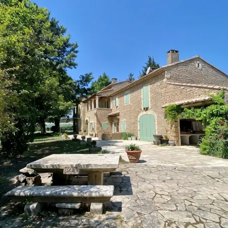 Mas Provençale Entouré de Pommiers, Piscine et Terrain de Tennis