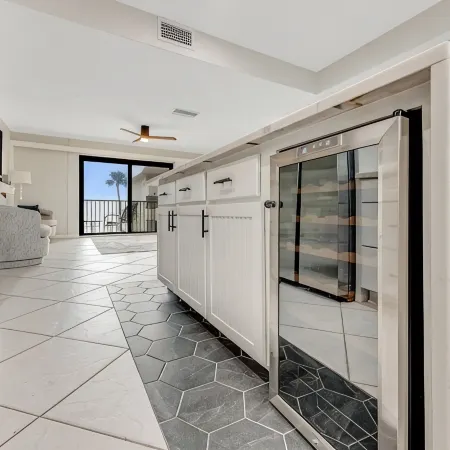 Sophisticated Oceanfront Luxury Condo