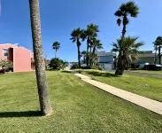 Beach Retreat: Walk to Beach & Pool, Sleeps 12, Pet Friendly - 4-نجوم