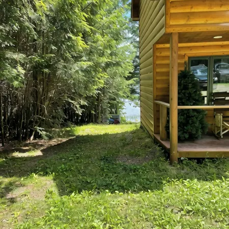 Lakefront Hemlock house on 3 acres, 5-Bdrm retreat on private lake, near casino