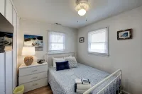 Quaint Waterfront Cottage.  Quick walk to the beach - WiFi