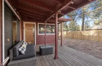 Crimson Bungalow w/AC, Fenced Yard, 3 Smart TVs, W/D, Wi-Fi, BBQ, 4 Adirondacks - บ้านพักหลังเล็ก