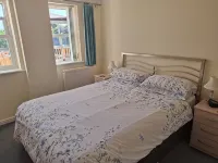 One Bedroom Apartment with Private Balcony and Sea Views. Ferry Discounts. - balcony