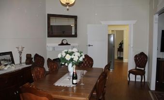 Mentor Chambers Apartment Bed & Breakfast - Housity