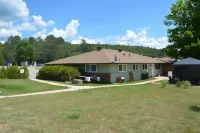 Pinewood Inn - Motels
