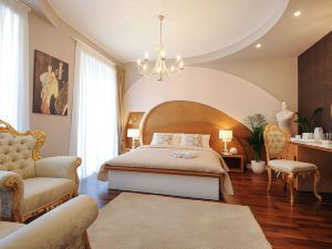 Silver & Gold Luxury Rooms