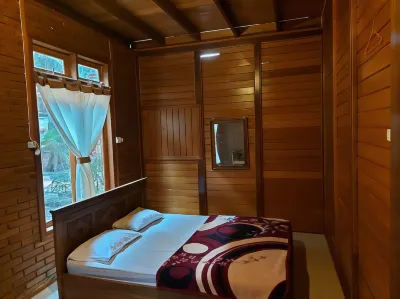 Roemah Kayu "Saragan" Hotel dekat Getuk Pojok Bu Endang ( pusat )
