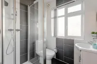 Apple House Wembley - Family Room with Shared Bathroom