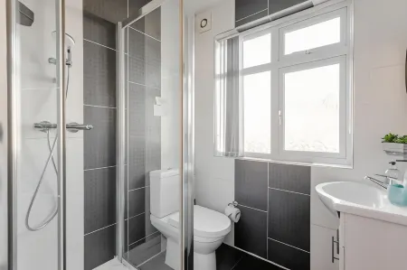 Apple House Wembley - Family Room with Shared Bathroom