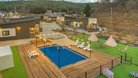 Anmyeondo Town 1967 Dog Pool Villa Отели рядом с достопримечательностью «Kkotji Beach»