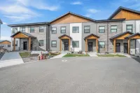 Powder Mountain, Snow Basin, and Pineview Reservoir nearby with private hot tub