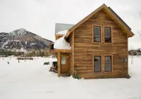 LUXURY COTTAGE IN CB TOWN - AMAZING VIEWS, BUS 1 blk, ELK 2.5 blks, Dog Allowed