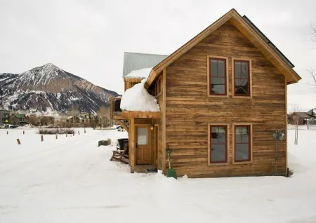 Luxury Chalet - Amazing Mtn Views • Steam Shower • 2 Blks to Elk • Dog Friendly Отели в г. Крестед-Батт
