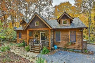 Charming 3-bedroom house on a lovely stream with WiFi and AC in Sapphire Valley Hotels near Sapphire National Golf Club LLC