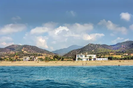 Blue - Beach Front Spectacular Villa Sleeps 10