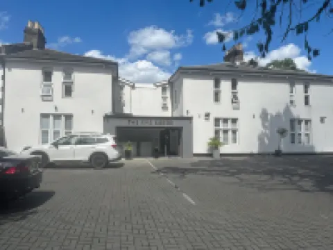 OYO Firs Lodge London Heathrow