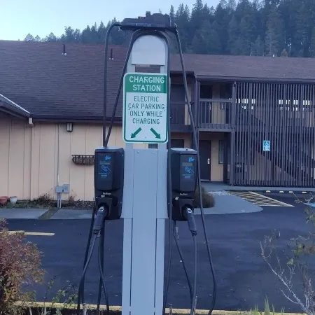 Oakridge Inn & Suites