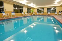 Holiday Inn Express & Suites LEXINGTON DTWN AREA-KEENELAND by IHG - Swimmingpools