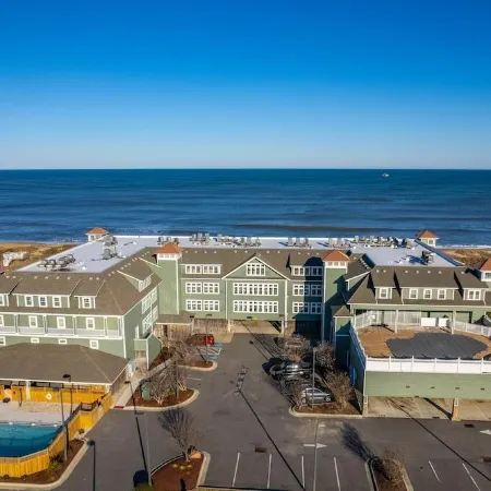 Beautiful Pup-Friendly Oceanfront Resort with Gym, Pool & Games! Well Stocked!