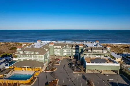 Beautiful Pup-Friendly Oceanfront Resort with Gym, Pool & Games! Well Stocked!